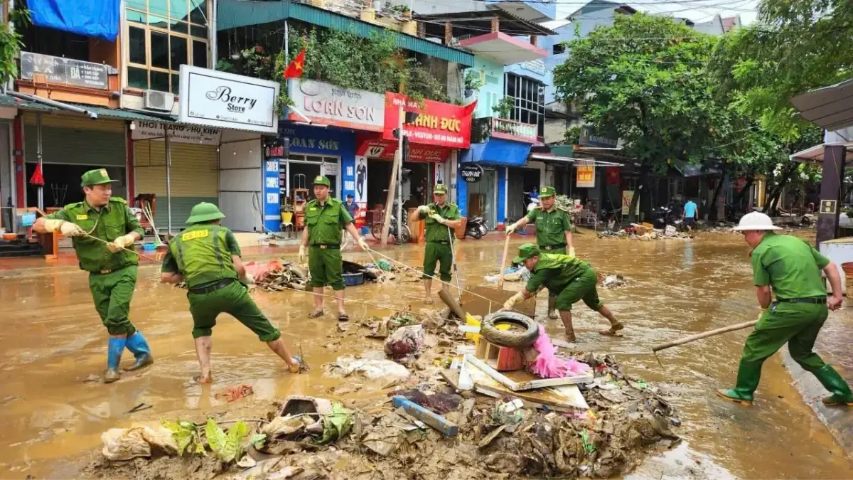 Lực lượng công an giúp dân ứng phó với mưa lũ